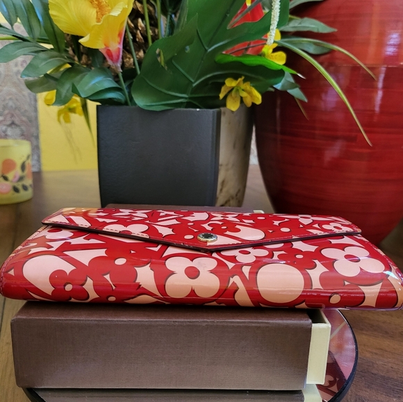 Louis Vuitton Patent Sweet Monogram Sarah Wallet Pomme D'Amour (COA) - Picture 7 of 16